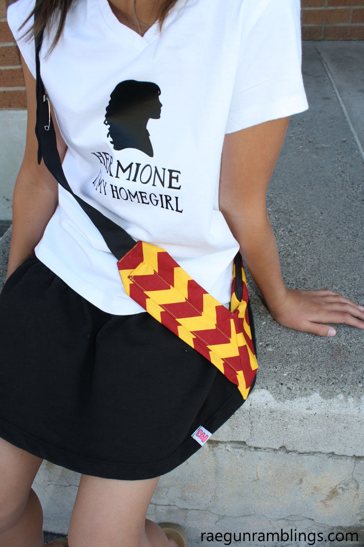 How fun a wand holster to carry your harry potter wands. Great sewing tutorial and how to make DIY wands too.