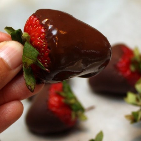 this is how I always do chocolate covered strawberries!