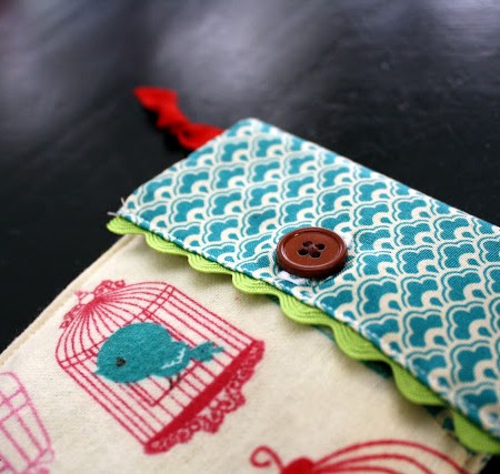 iphone or ipod travel case. fun diy sewing tutorial you can make with fabric scraps