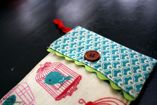 iphone or ipod travel case. fun diy sewing tutorial you can make with fabric scraps