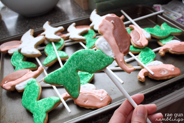 Mermaid cookie pops tutorial perfect for any little mermaid or under the sea party too cute - Rae Gun Ramblings