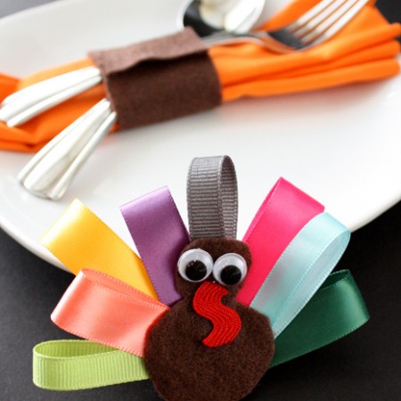 Super easy no-sew turkey napkin rings that double as festive hair clips. Tutorial at Rae Gun Ramblings #turkeytablescapes
