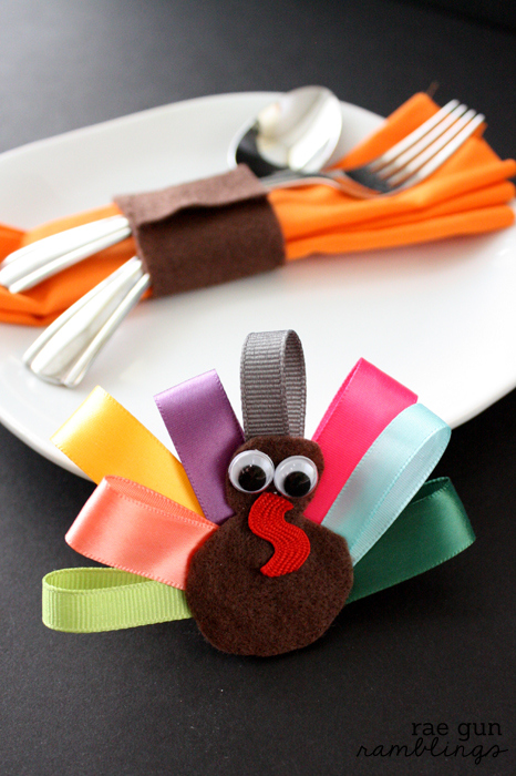 Super easy no-sew turkey napkin rings that double as festive hair clips. Tutorial at Rae Gun Ramblings #turkeytablescapes