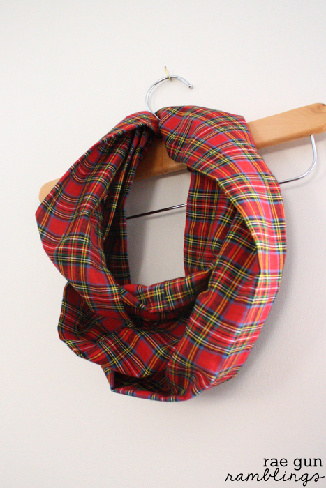 10 Minute Infinity Scarf Tutorial. Great beginning sewing project - Rae Gun Ramblings