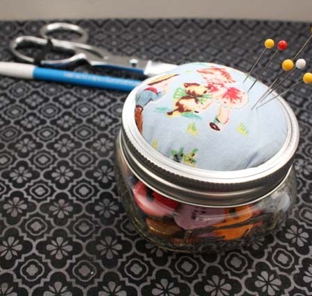 Cute easy girlfriend gift idea. Mason Jar pin cushion. Tutorial at Rae Gun Ramblings