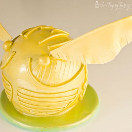 You have to check out this amazing Harry Potter Golden Snitch Cake