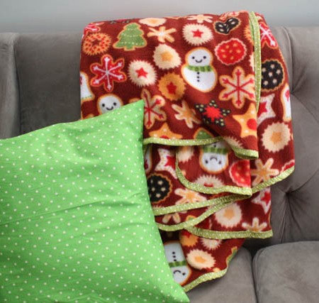 30 minute family sized blanket tutorial - Rae Gun Ramlings