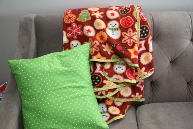 30 minute family sized blanket tutorial - Rae Gun Ramlings