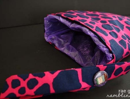How to make a car trash bag holder in just an hour. Uses those doggie/diaper bags so smart!