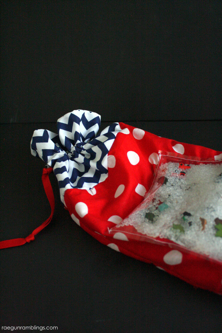Super cute and easy I spy activity bag. Great Summer idea with the kids.