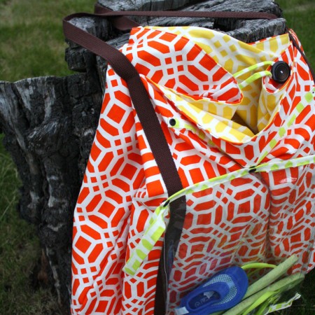 Awesome DIY pool bag with detachable wet bag and towel loops. Free pattern and sewing tutorial.