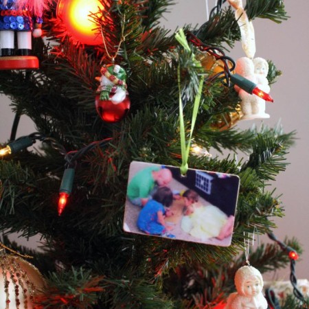 DIY photo ornament. Super cute keepsake picture ornament you can make at home for cheap. Great CHristmas gift tutorial