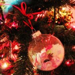 So fun. I SPY ornaments. Have the kids make them for a cute DIY Christmas memento or decoration