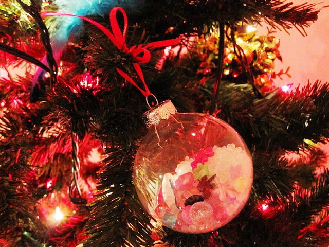 So fun. I SPY ornaments. Have the kids make them for a cute DIY Christmas memento or decoration