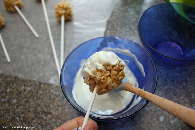 Quick and easy moon phases cookie pops recipe. Perfect kid activity to go with Eric Carle's Papa, please get the moon for me