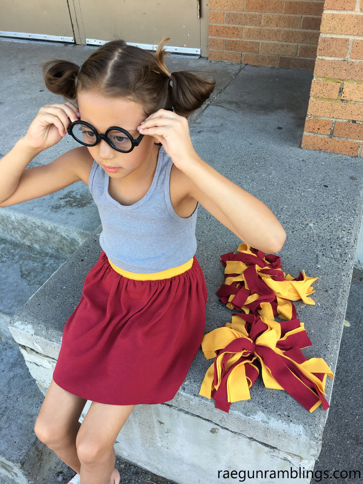 Darling quick and easy sewing tutorial. 30 minute knit skirt (and that's totally Gryffindor inspired!)