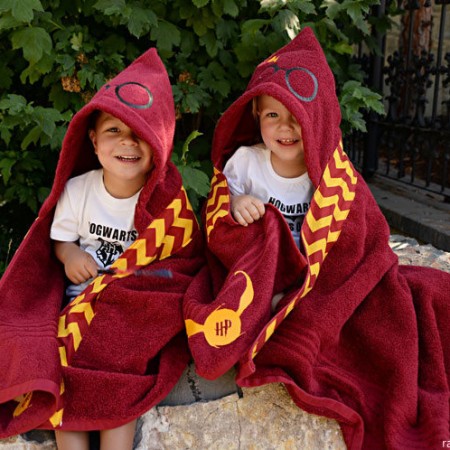 Dying of cuteness. We need these quidditch robes Harry Potter hooded towels! Great sewing tutorial and where to purchase.