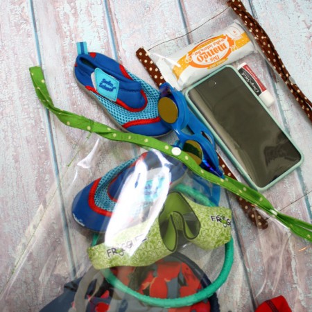 Free sewing pattern for pool wet bags. Clutch size for phone splash protection and large pool tote for everything else.