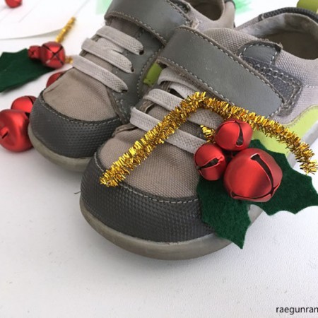 How to make holly shoe bells. Cute DIY Christmas craft tutorial
