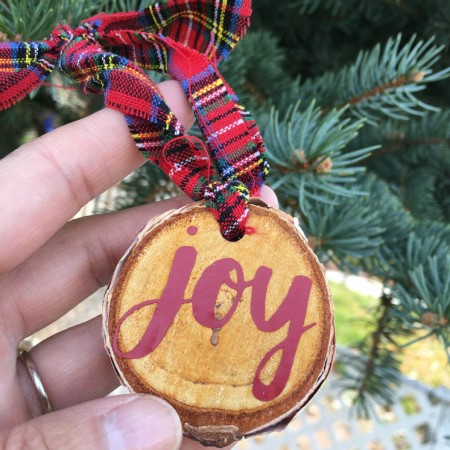 love these simple joy wood slice christmas ornaments. so easy to customize on the cricut