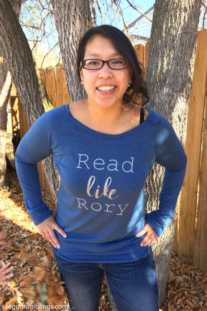 Love this Gilmore Girls shirt and great sewing pattern for slouchy sweatshirt. Read Like Rory tutorial