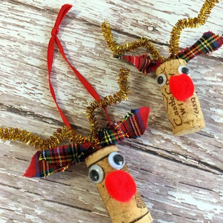 Too cute. Turn old wine corks into darling Rudolf the Rednosed reindeer crafts. Pin and Christmas Ornament tutorial.