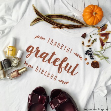 Love this Thanksgiving shirt. Such cute style idea and festive for the holiday.